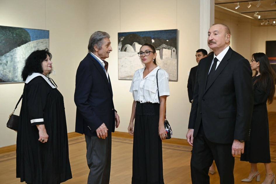President Ilham Aliyev, First Lady Mehriban Aliyeva, and family members view retrospective exhibition titled “My Absheron: Plus”