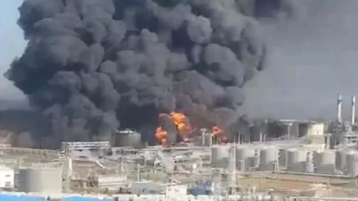 Satellite images capture fire at Russia's Samara oil refinery VIDEO