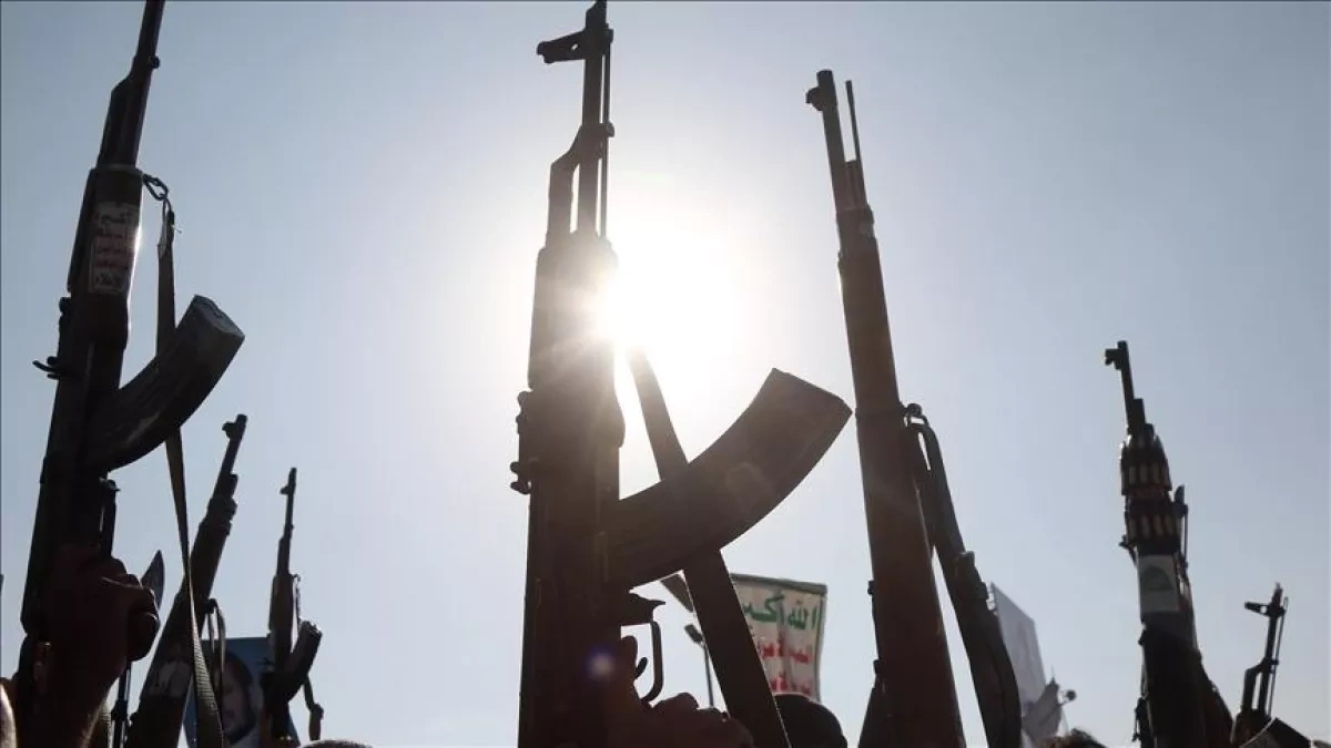 Yemeni government takes control of military camps in south and east