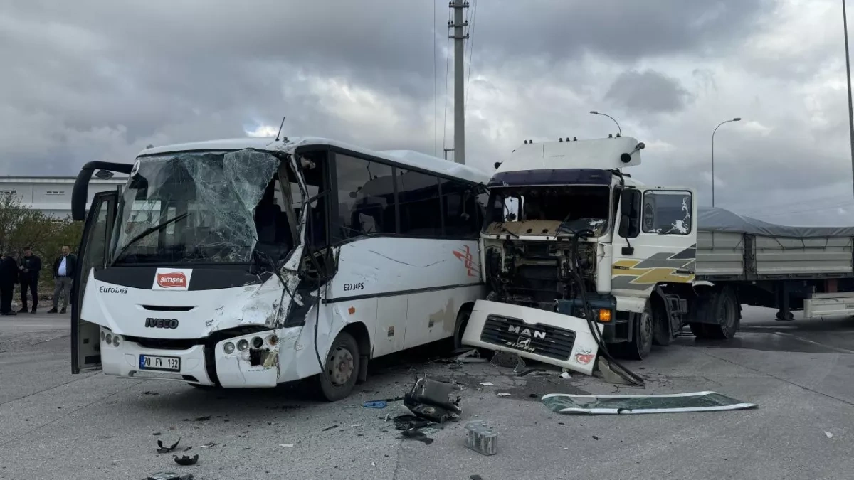 Minibus, lorry collision injures 12 in Türkiye's Karaman province