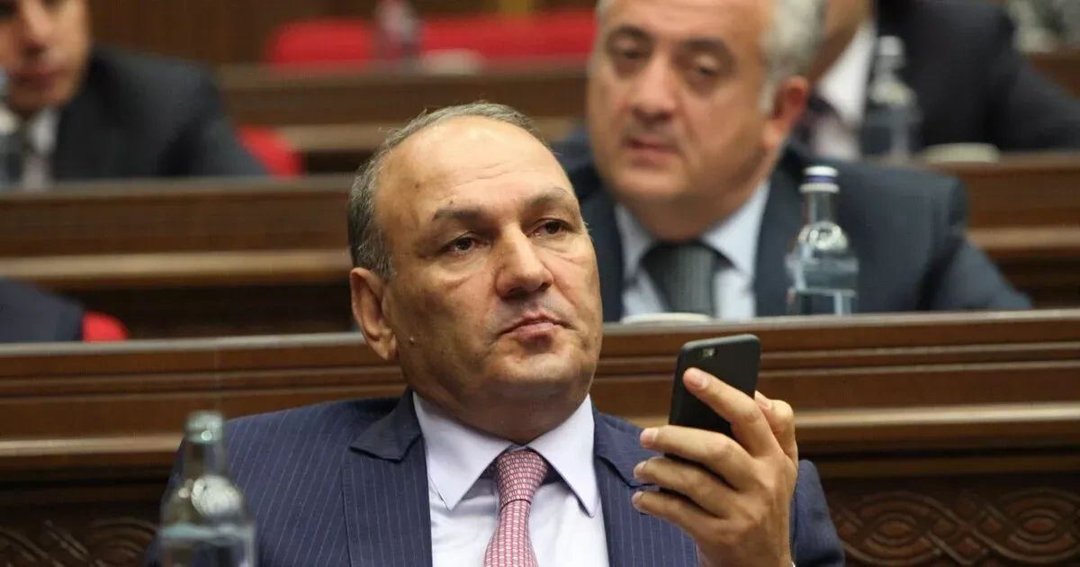 Armenia’s former revenue chief taken to court on medical stretcher PHOTO