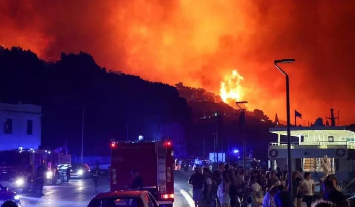 Croatia evacuates coastal resort amid wildfires across Europe VIDEO