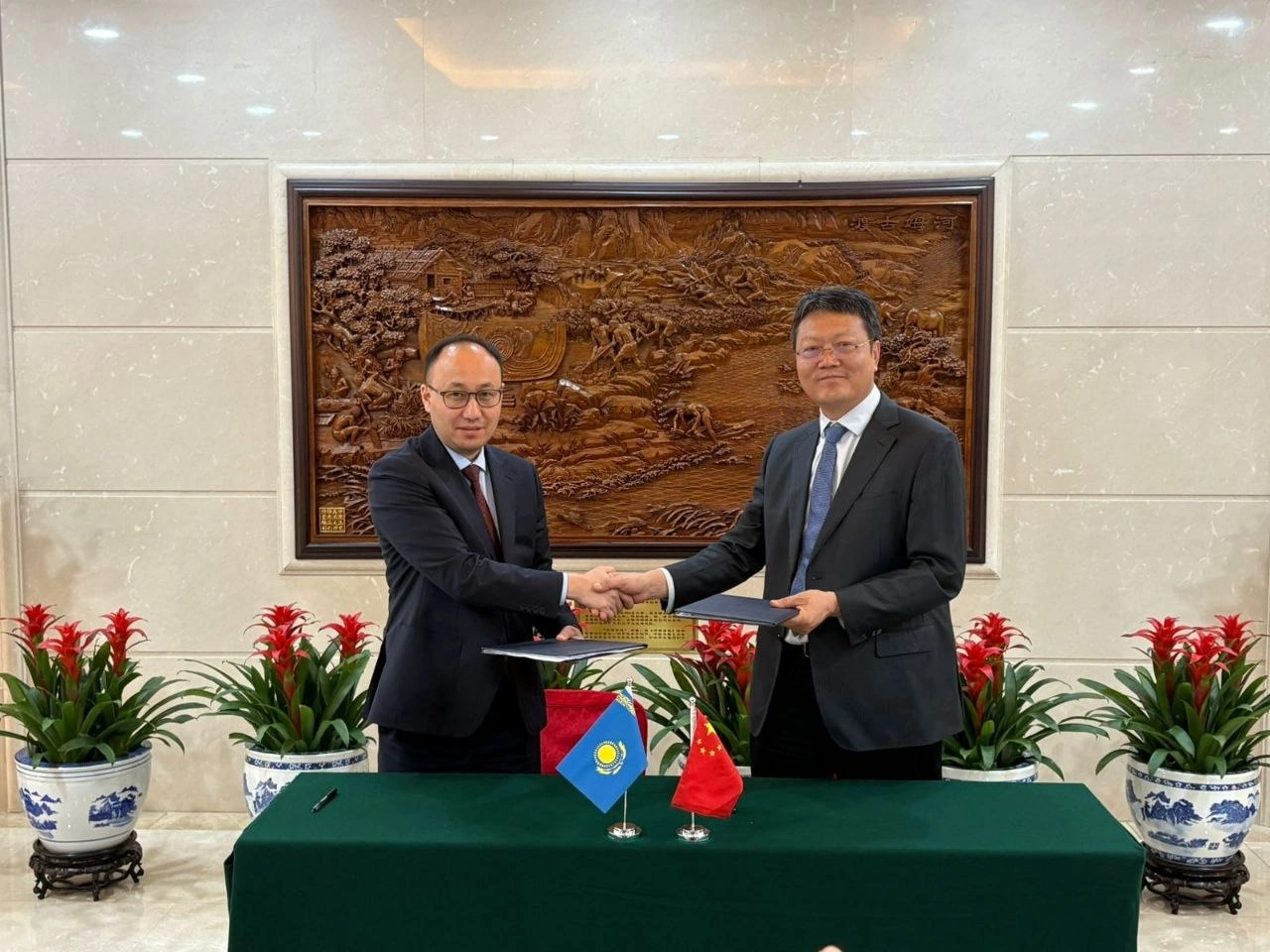 Kazakhstan, China to remove road transport permit quotas by year-end