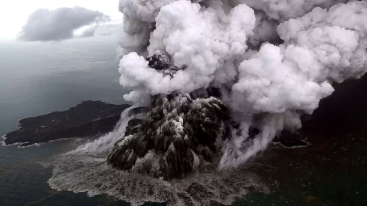 Indonesia puts 605 troops on standby amid Anak Krakatau eruption
