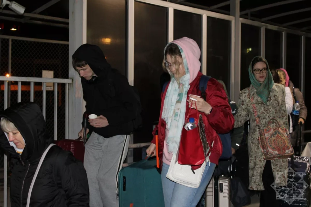 Azerbaijan evacuates another group of Russian citizens from Iran PHOTO
