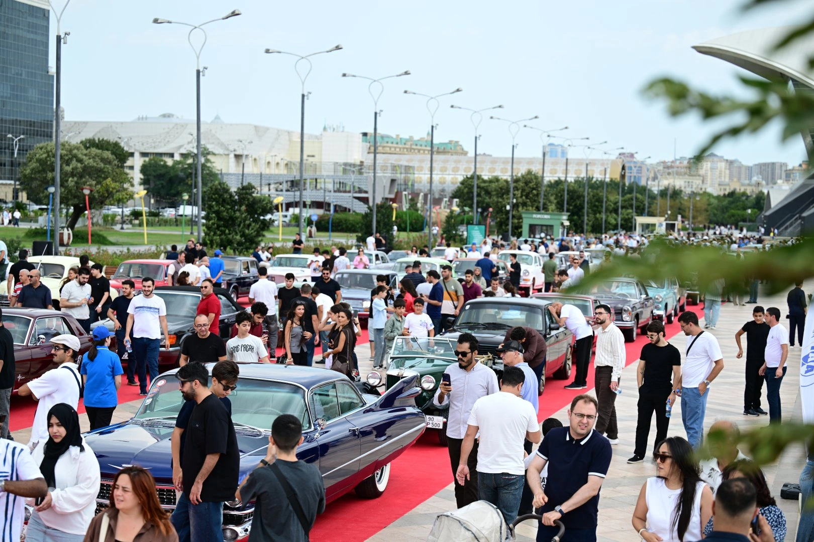 Baku boulevard hosts classic car exhibition (PHOTO)