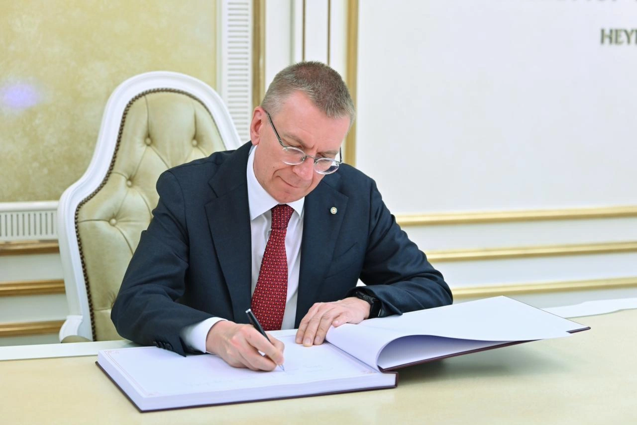 Azerbaijani Parliament Speaker meets with Latvian President (PHOTO)