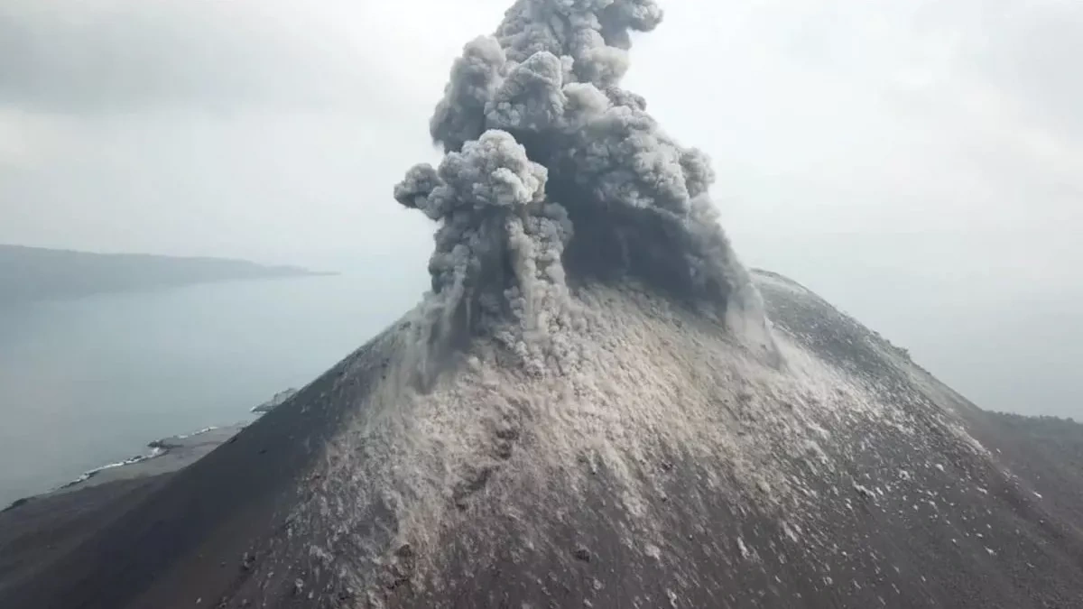 Thousands stranded as volcanic ash disrupts flights at Jakarta airport VIDEO