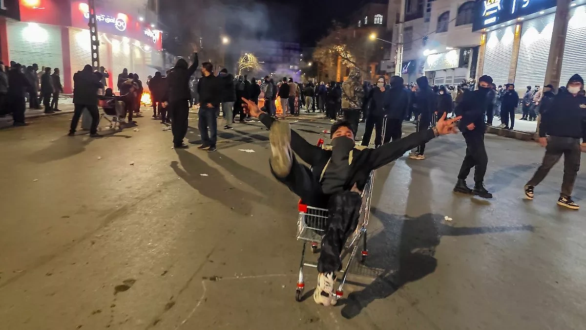 Protests in Iran: “This is final battle, Khamenei will be overthrown!” Arson at state broadcaster, rally in Tehran, statement from Prince / VIDEO