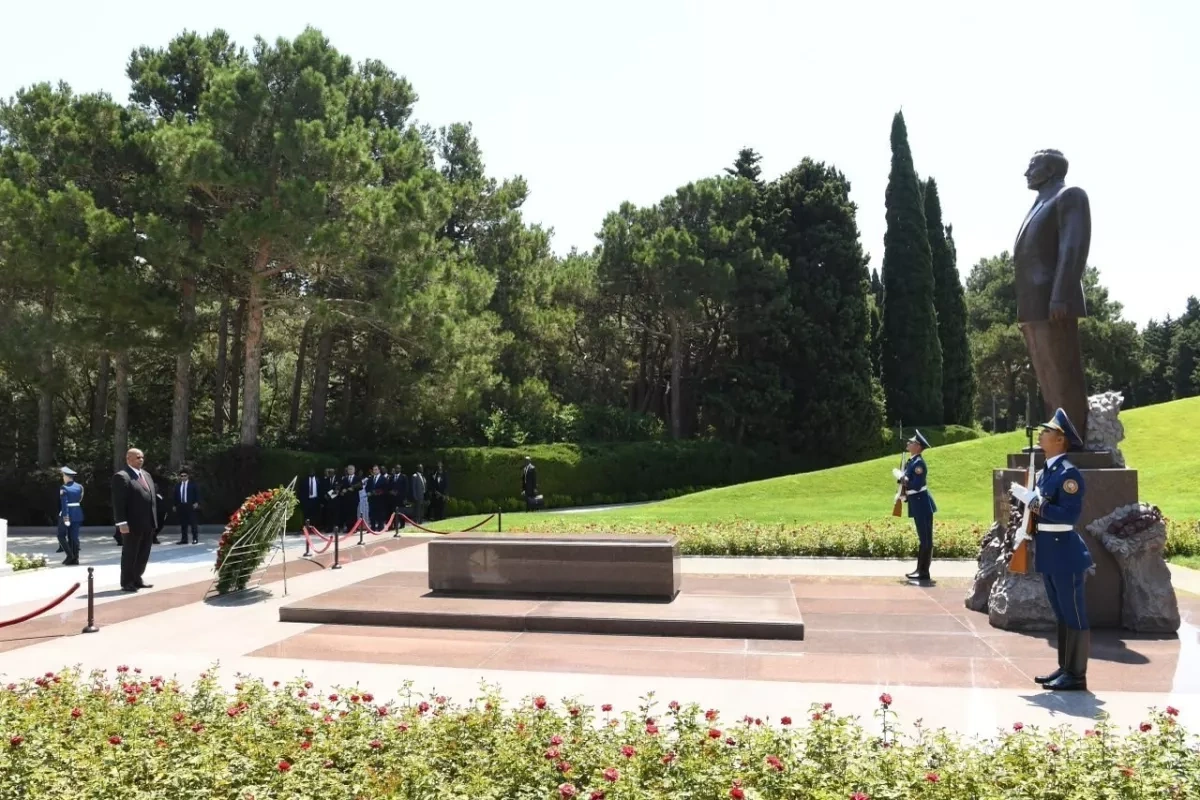 Zimbabwean parliamentary speaker visits Azerbaijan's Alley of Honour PHOTO