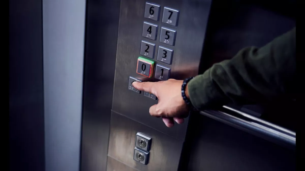 Man narrowly escapes death in elevator accident in Russia VIDEO