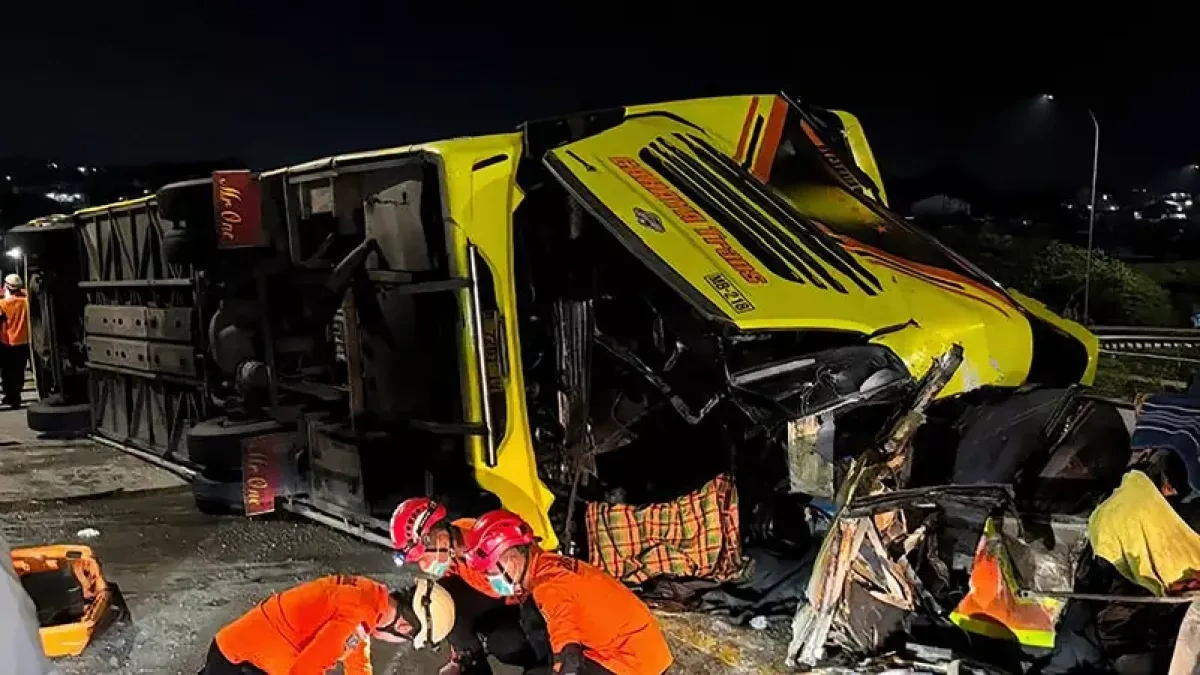 Bus–fuel tanker crash in Indonesia kills 16, injures 4