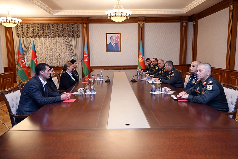 Azerbaijan’s defense minister awards medals to families of National Heroes (PHOTO)