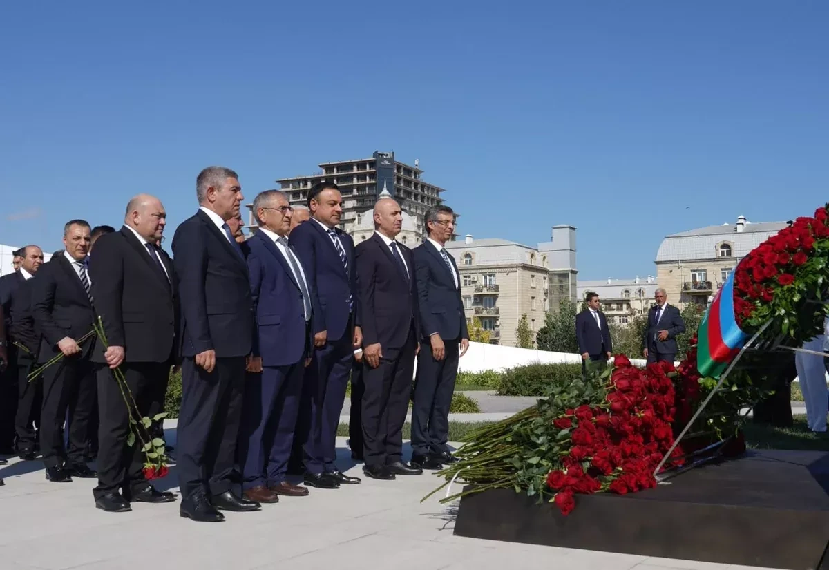 Azerbaijan’s parliament leadership and MPs honor martyrs at Victory Park PHOTO