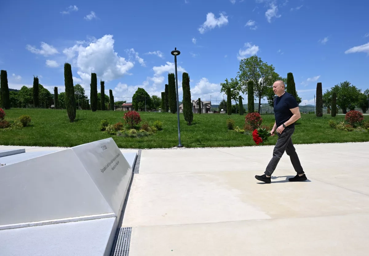 President Aliyev lays flowers in front of Victory Arch in Khankendi city PHOTO