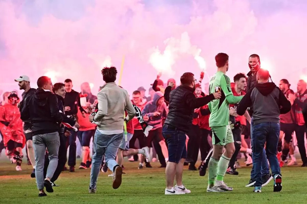 Czech football derby cancelled as leading team's fans invade field before title win VIDEO