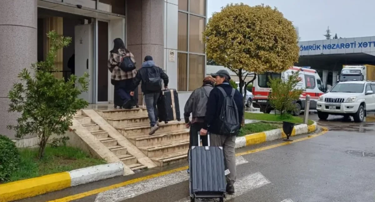 Azerbaijan continues evacuation of Russians from Iran Dozens more have crossed border after hundreds did yesterday
