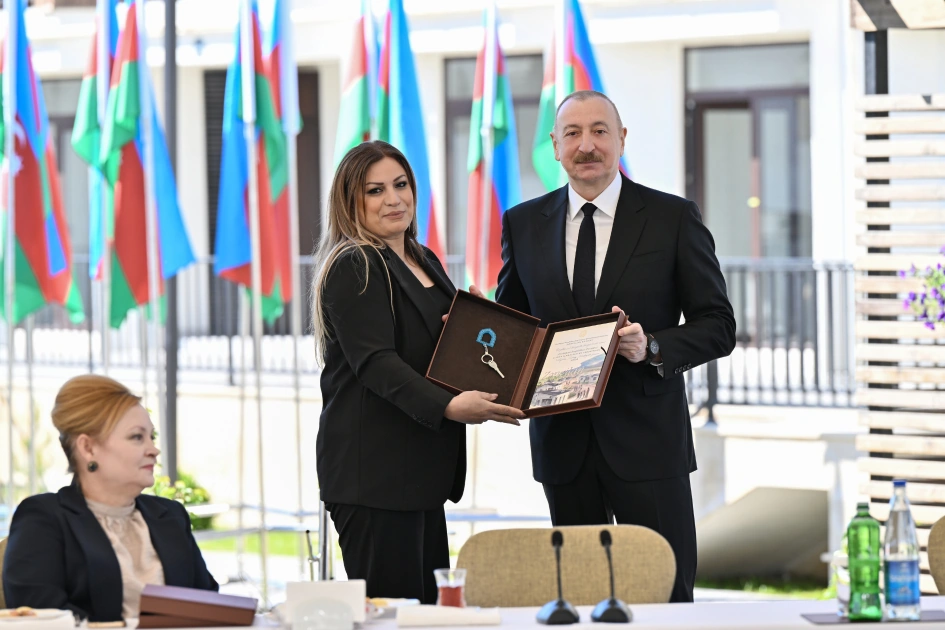 President Ilham Aliyev meets with families moving to first residential complex in Zangilan city (PHOTO)