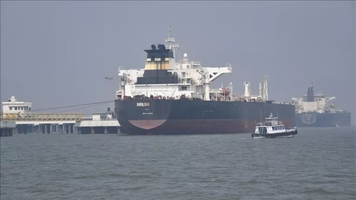 Hundreds of ships remain anchored in Strait of Hormuz