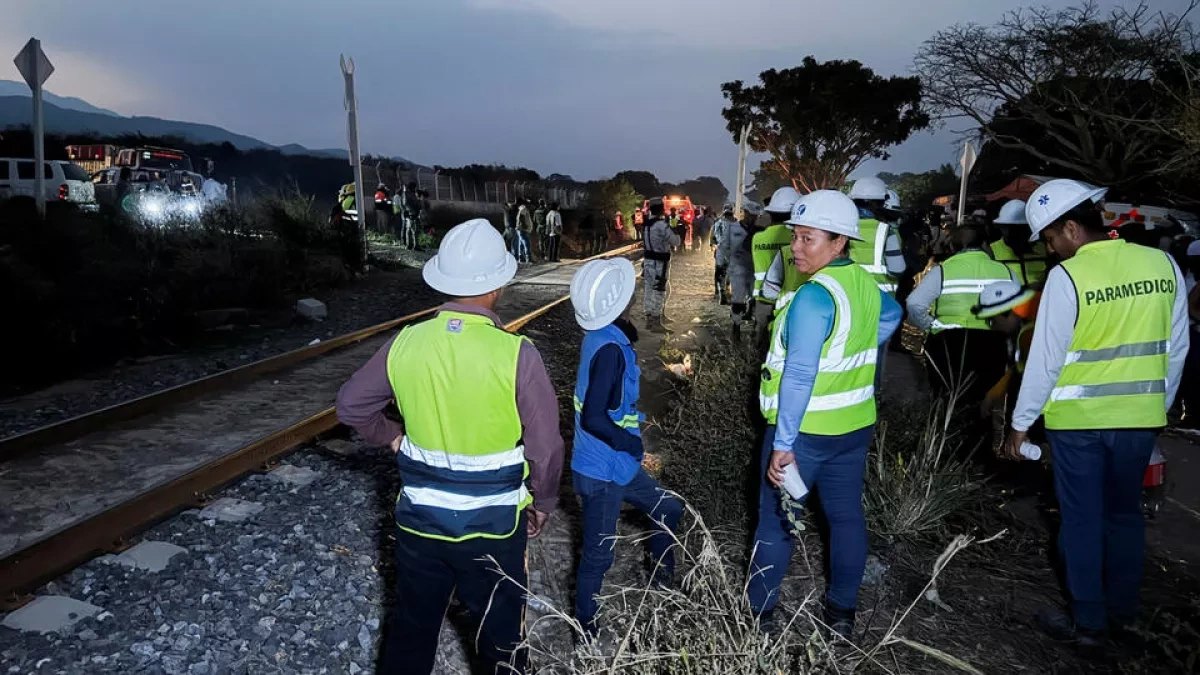 Train derails in Mexico, killing 13 PHOTO