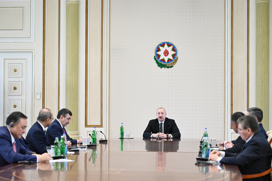 President Ilham Aliyev receives participants of meeting of heads of government of member states of Organization of Turkic States (PHOTO)