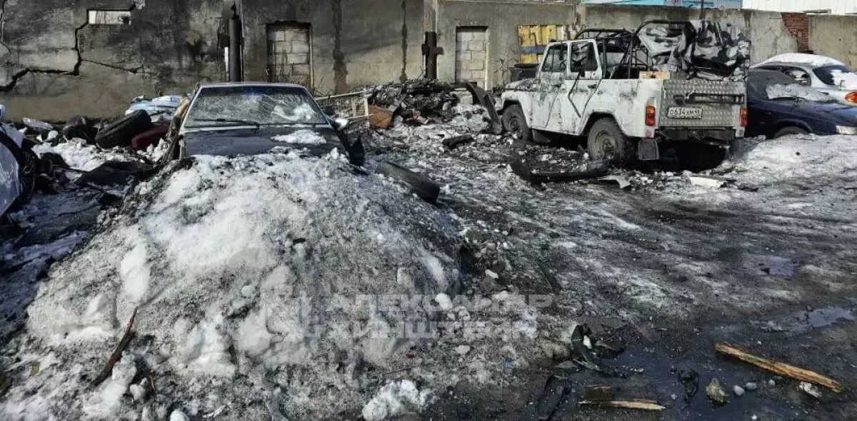Missile debris damages apartment building in Russia, killing one Photo