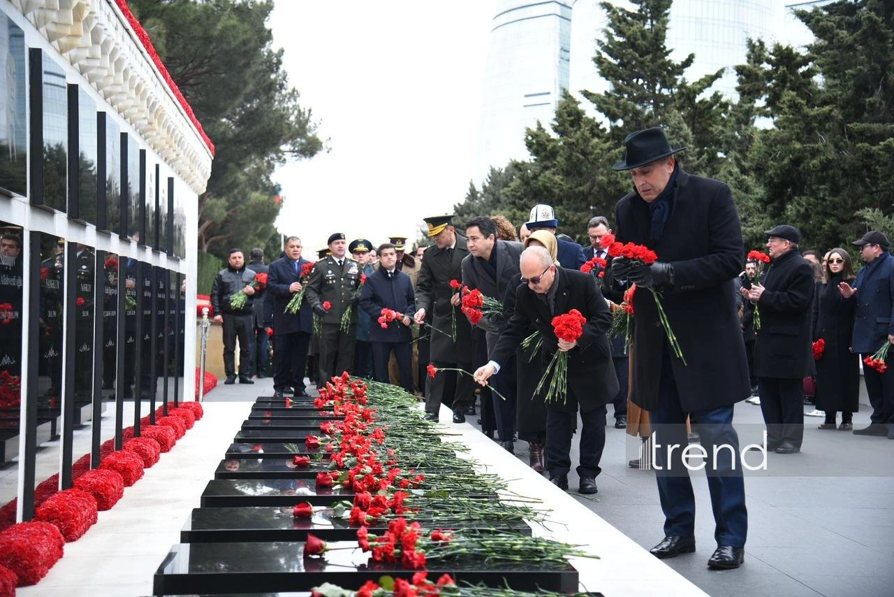Foreign ambassadors pay tribute to martyrs in Azerbaijan's Baku (PHOTO)