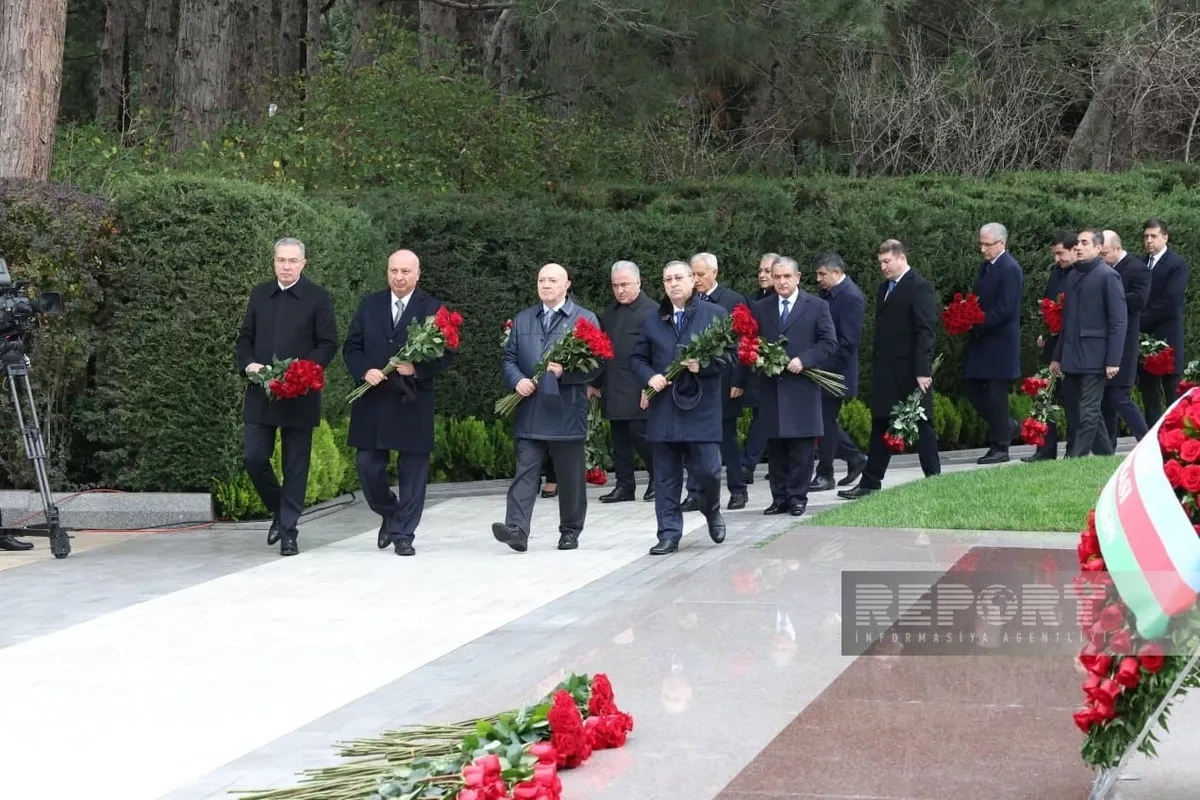 Azerbaijani officials pay tribute to Heydar Aliyev on 22nd anniversary of his death PHOTO
