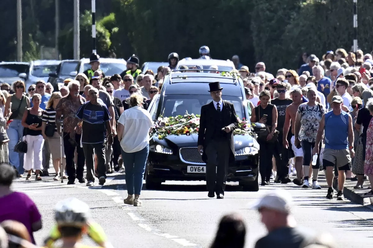 Thousands gather to bid farewell to iconic singer Bonnie Tyler
