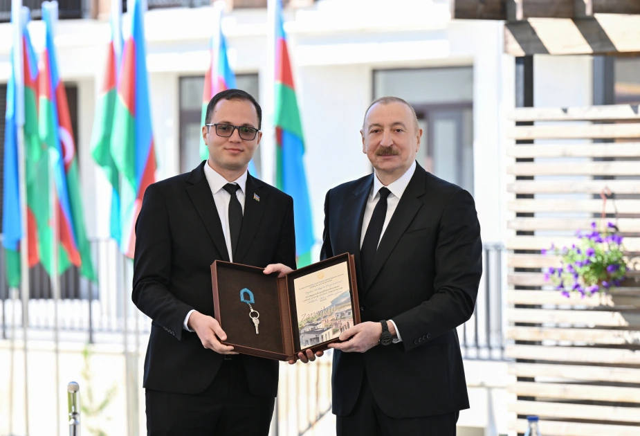 President Ilham Aliyev meets with families moving to first residential complex in Zangilan city (PHOTO)