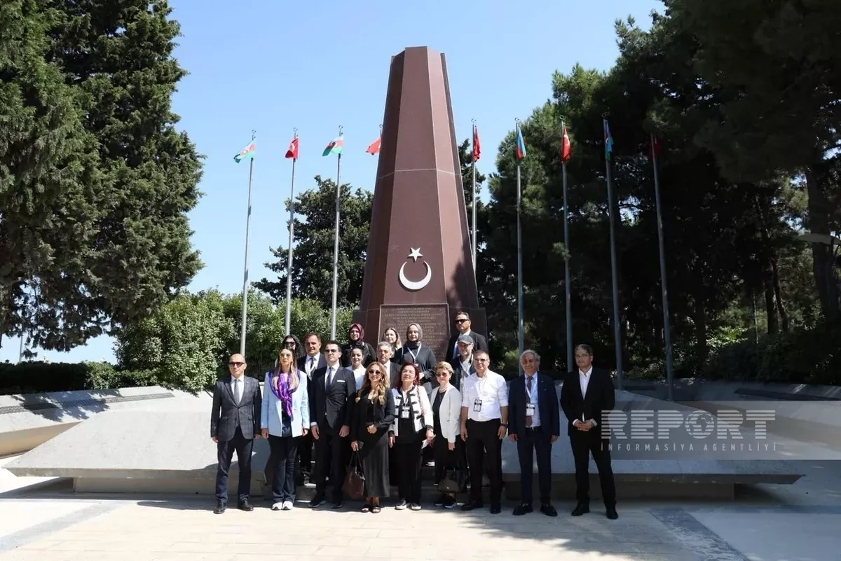 Turkish delegation pays tribute to martyrs in Baku PHOTO