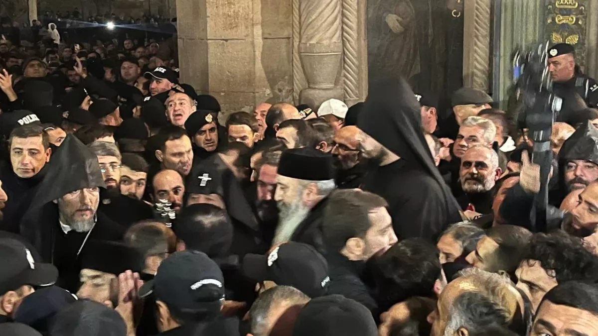 Armenian church leader’s supporters, opposers rally in Echmiadzin Video