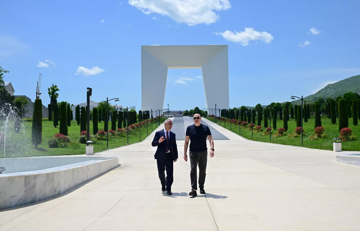 President Aliyev lays flowers in front of Victory Arch in Khankendi city PHOTO