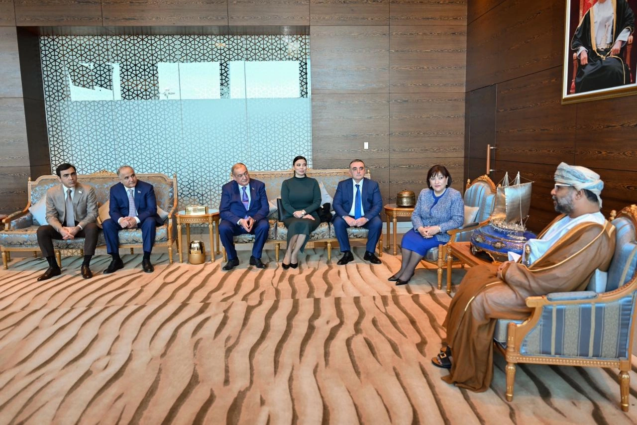 Azerbaijani parliament speaker visits Oman (PHOTO)