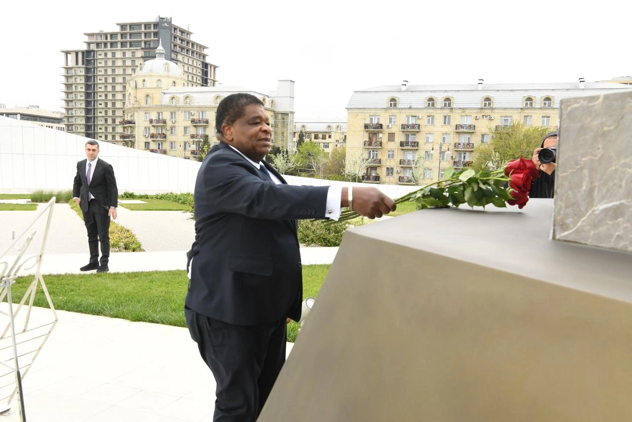 IPU Secretary General pays visit to Alley of Honors and Victory Park (PHOTO)