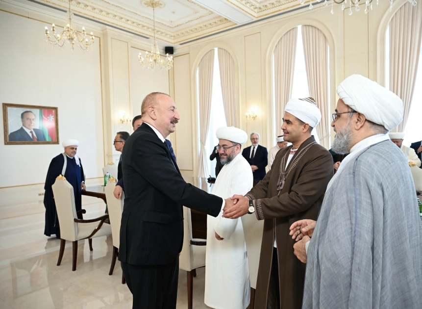 President Ilham Aliyev's sincere dialogue with participants of international conferences held in Baku (PHOTO)