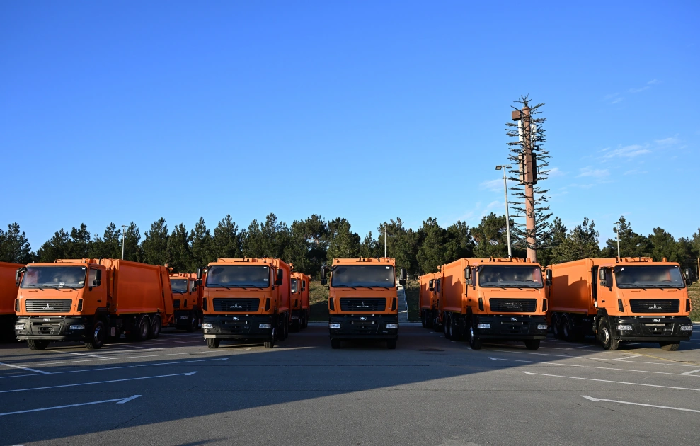President Ilham Aliyev inspects work of vehicles transporting household waste in Baku (PHOTO)