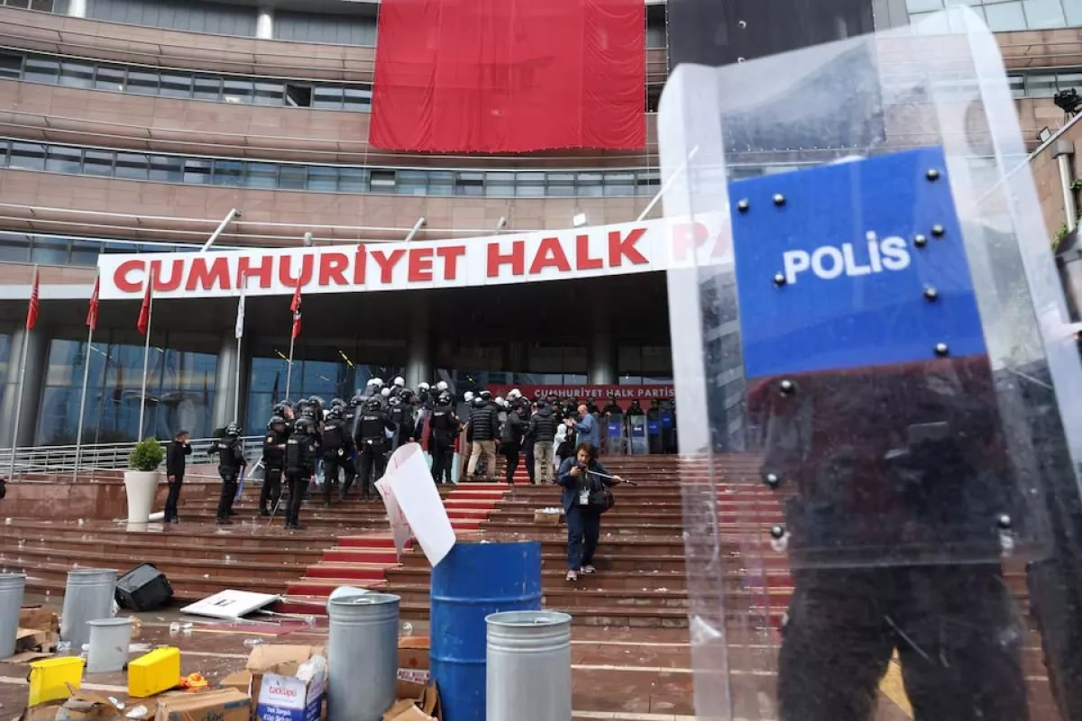 Reuters: Turkish police storm opposition party headquarters in Ankara PHOTO