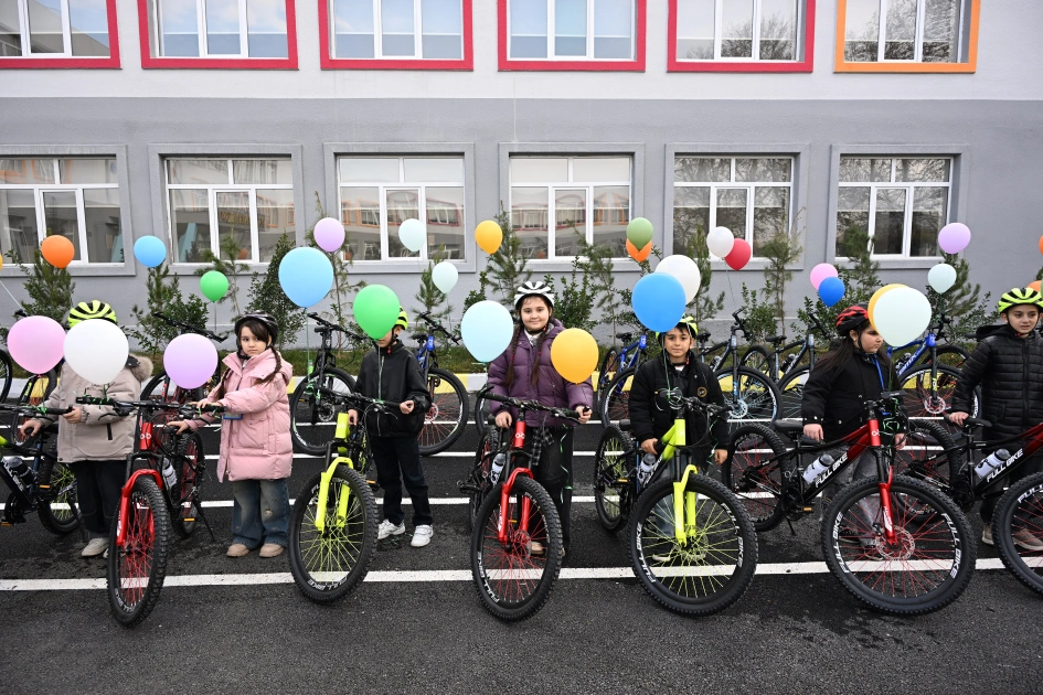 Heydar Aliyev Foundation VP Leyla Aliyeva and Alena Aliyeva visit STEAM center and Secondary School No. 37 in Ganja (PHOTO)