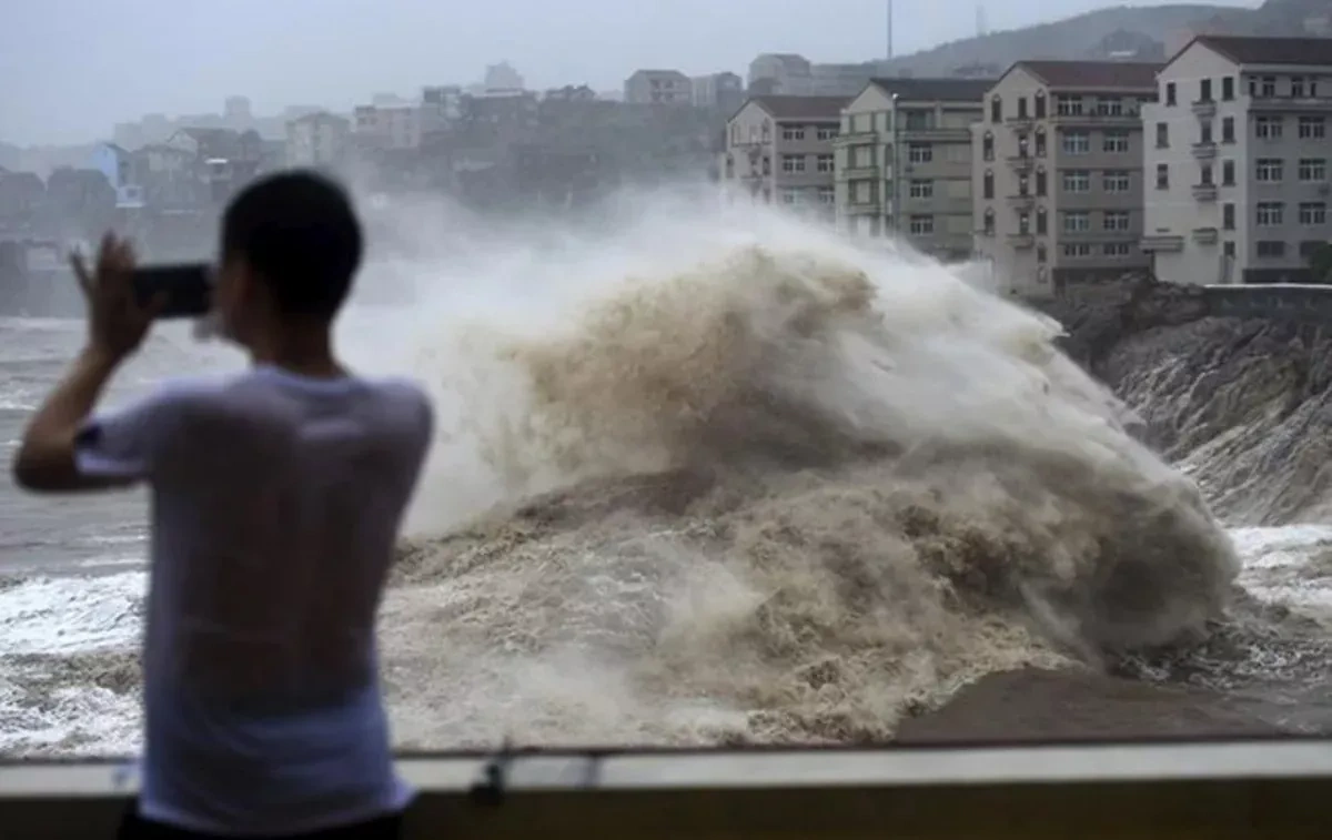 Typhoon Dujuan leaves thousands without power in Japan