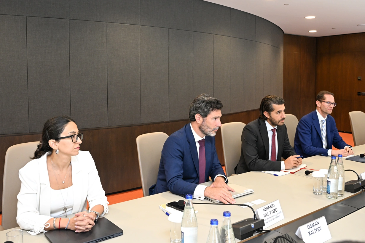 Azerbaijan, Spain’s Santander explore investment co-op opportunities (PHOTO)