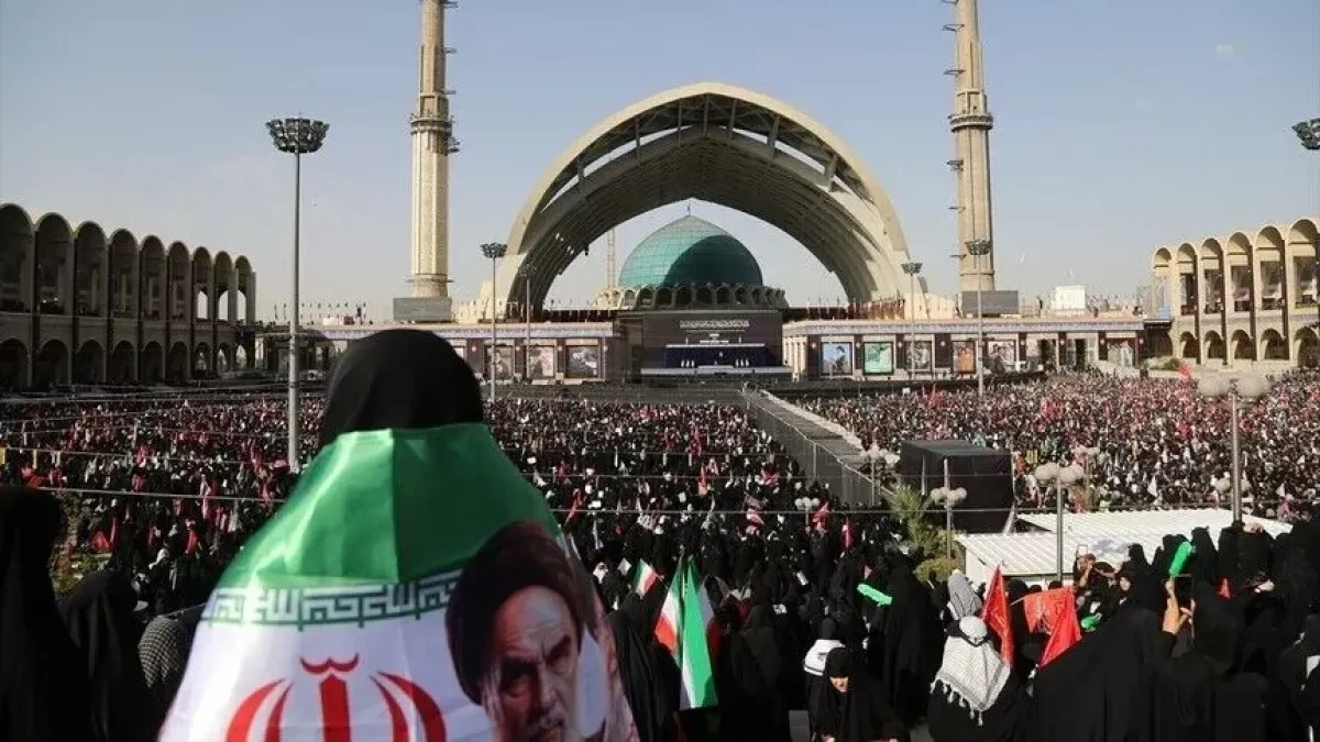 Hundreds of thousands gather in Tehran to bid farewell to slain supreme leader