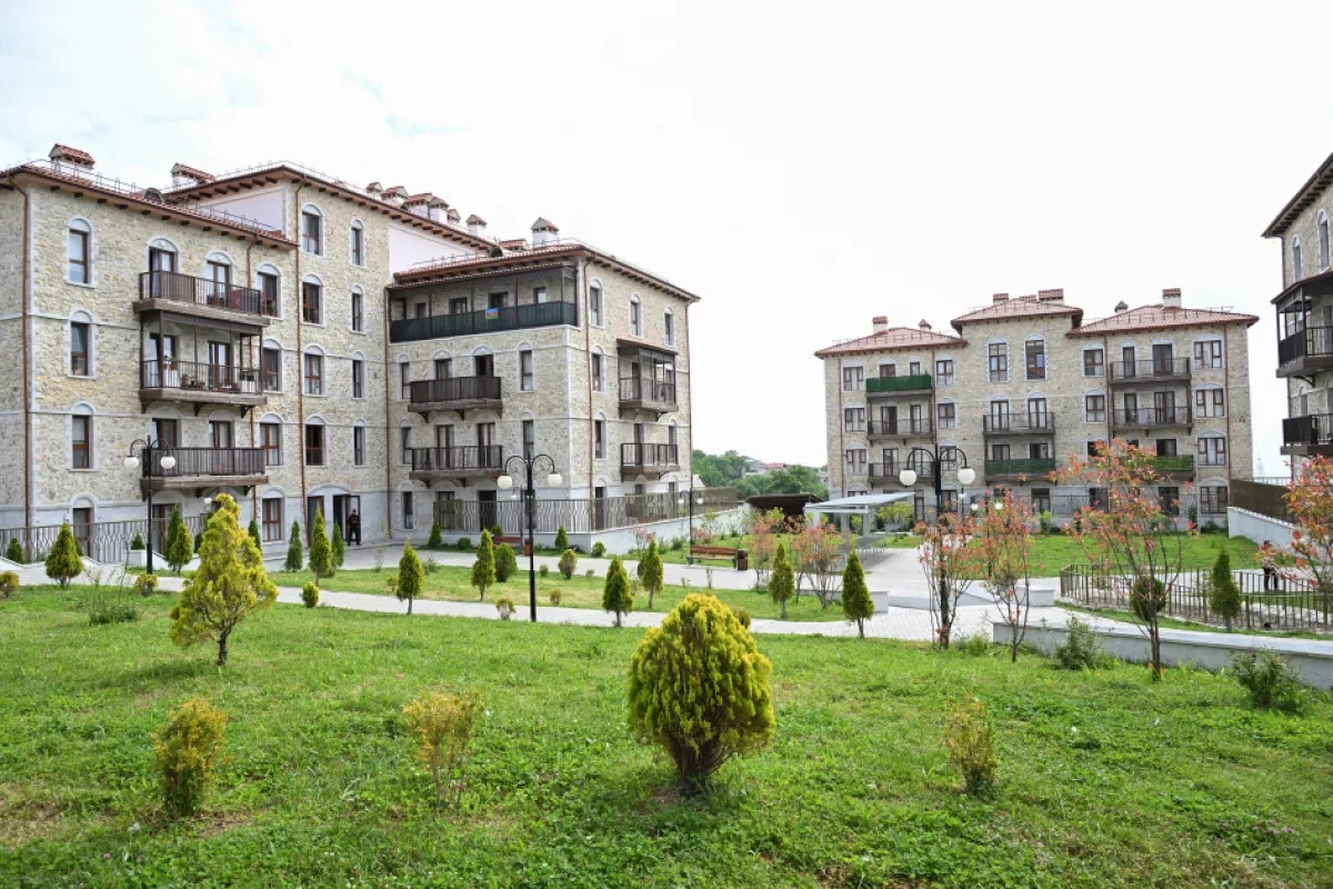 Azerbaijani, Turkmen leaders visit newly built housing project in Shusha PHOTO