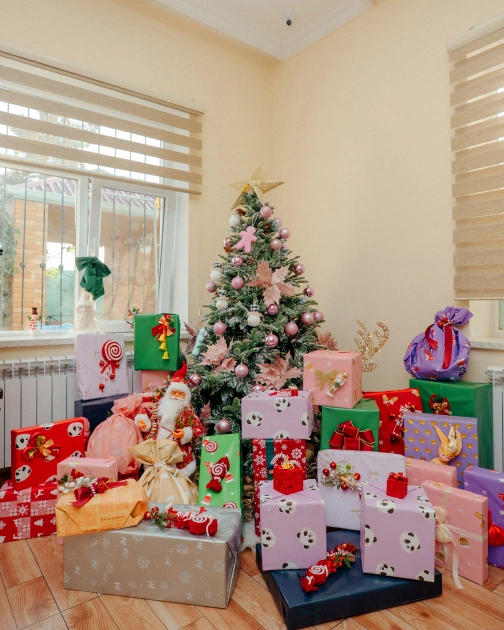 VP of Heydar Aliyev Foundation Leyla Aliyeva, Arzu Aliyeva, and Alena Aliyeva share holiday joy with children at “Clean World” shelter (PHOTO)