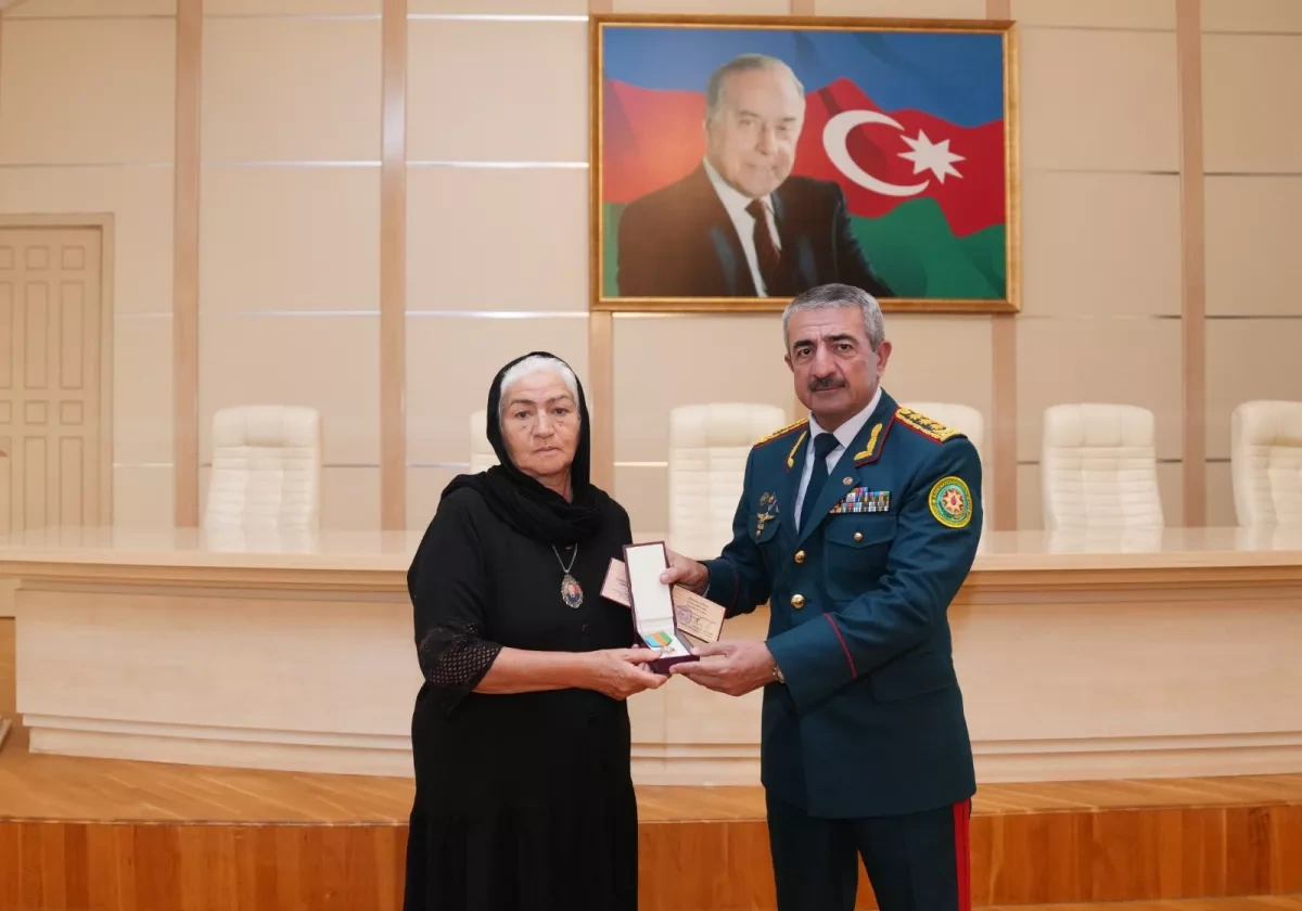 Families of fallen Azerbaijani border guards receive state orders PHOTO