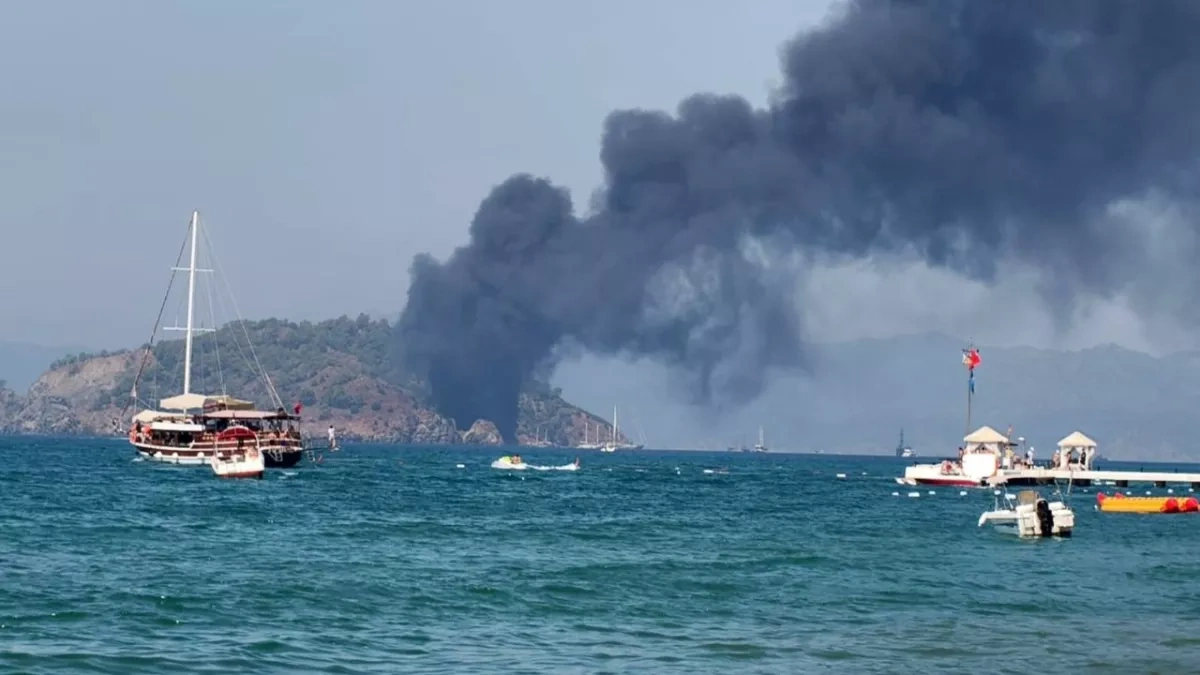 Tourist boat catches fire off Türkiye’s Fethiye with 115 people on board VIDEO / PHOTO