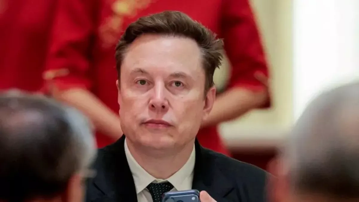 Elon Musk becomes world’s first trillionaire as SpaceX trades publicly