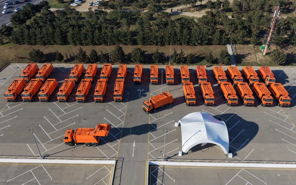 President Ilham Aliyev inspects work of vehicles transporting household waste in Baku (PHOTO)