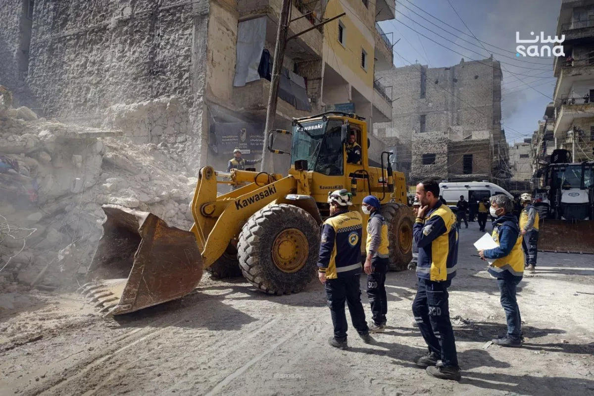 Rescue teams search for survivors after building collapse in Aleppo PHOTO