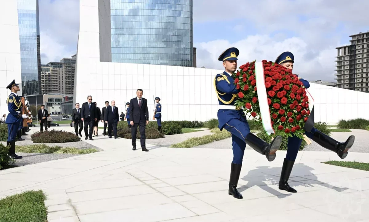 Tajik prime minister visits Victory Park in Baku PHOTO